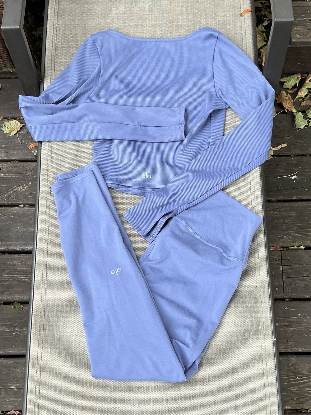 ALO Yoga Matching Set - Airlift Leggings & Alosoft Rib Form Long Sleeve Crop Top